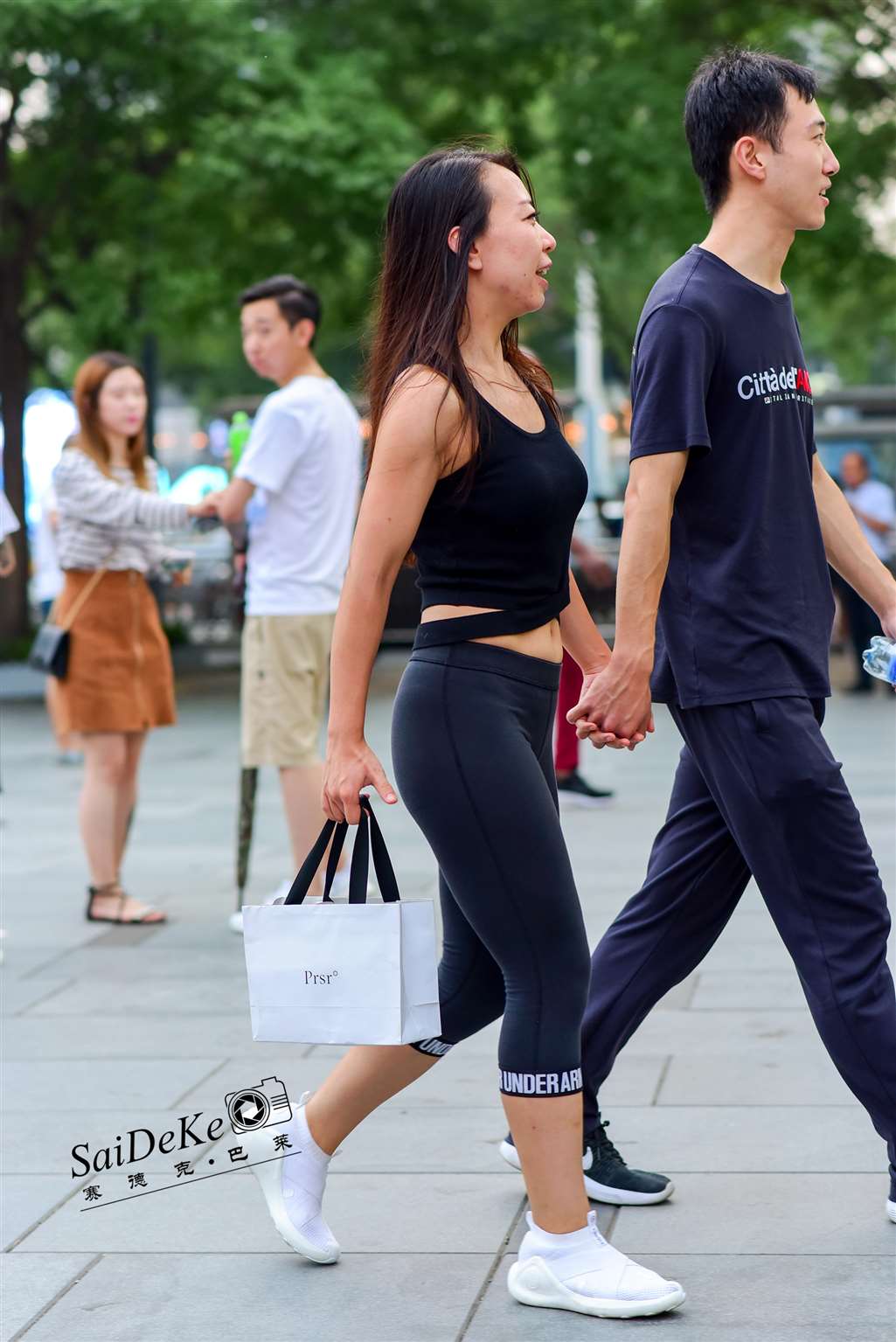 图片[1]-9.3 紧身瑜珈裤少妇-街拍流行馆