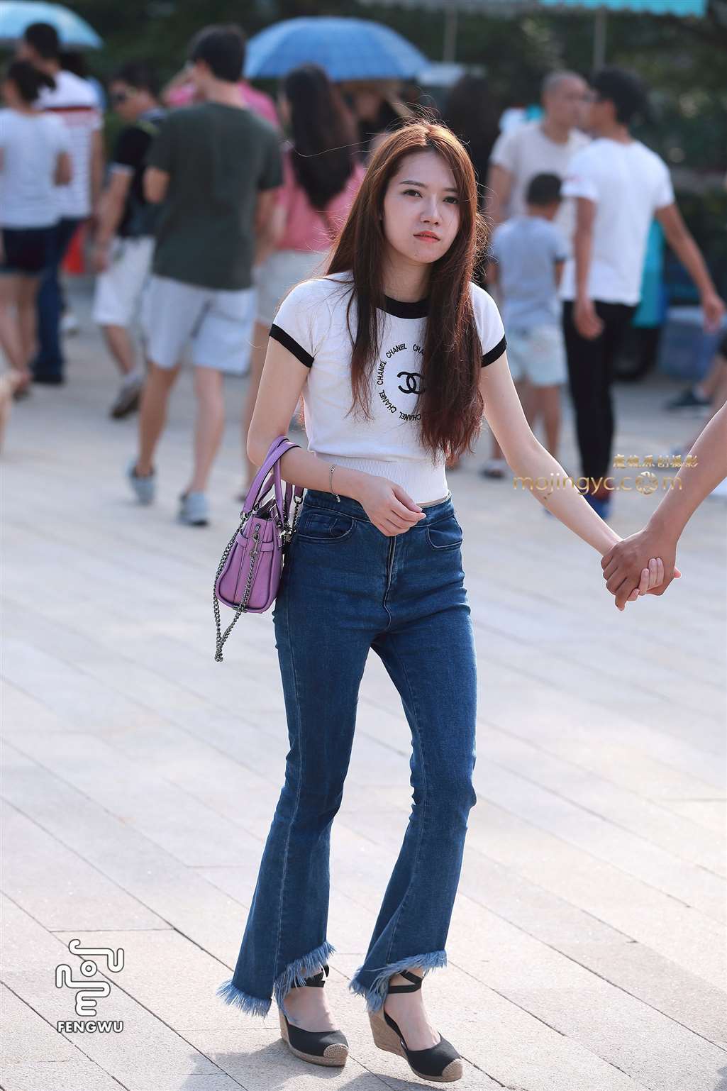 图片[1]-紧身牛仔裤，美女-街拍流行馆