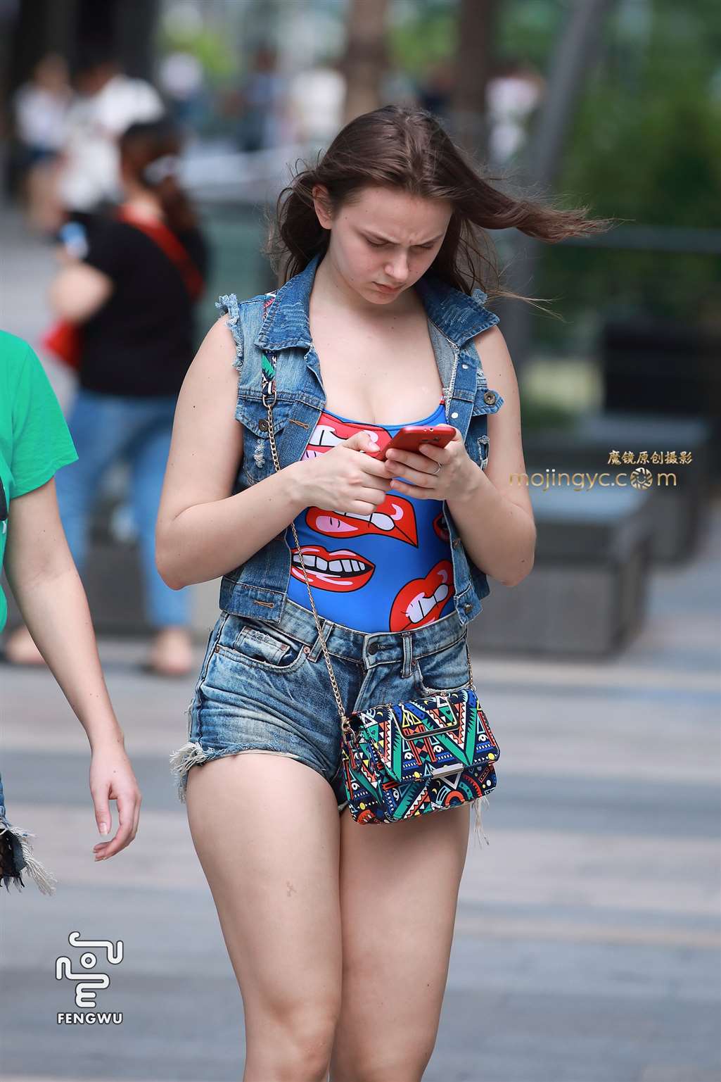 图片[1]-热裤，丰满洋妞-街拍流行馆