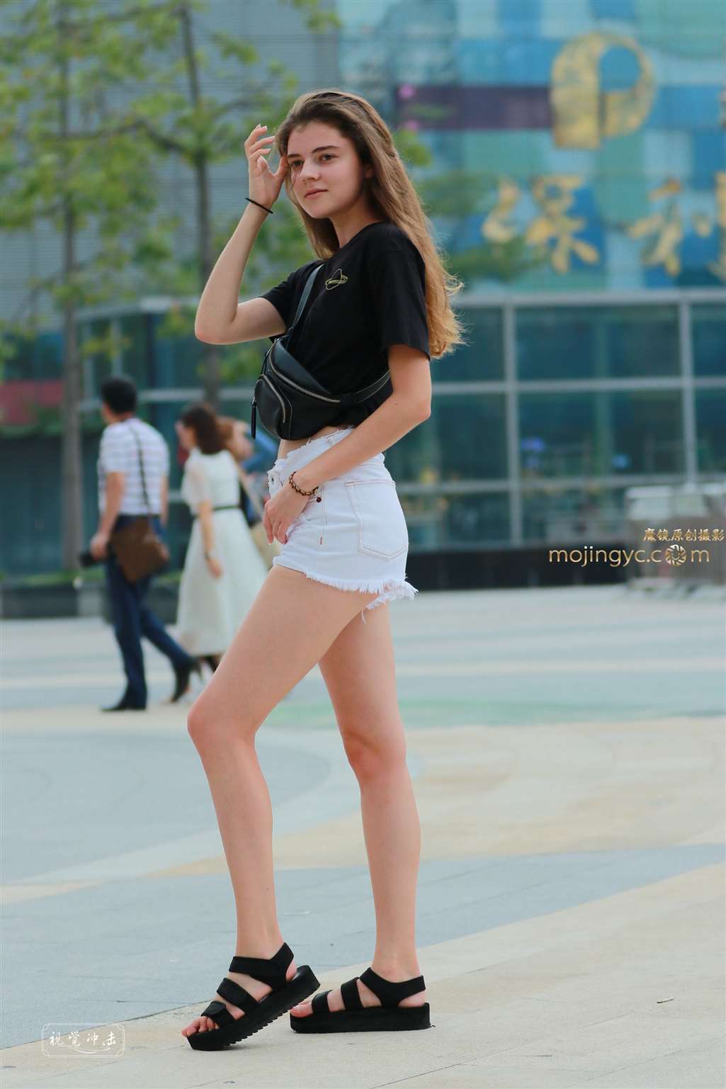 图片[1]-模特范儿 苗条高挑 美腿洋妞-街拍流行馆