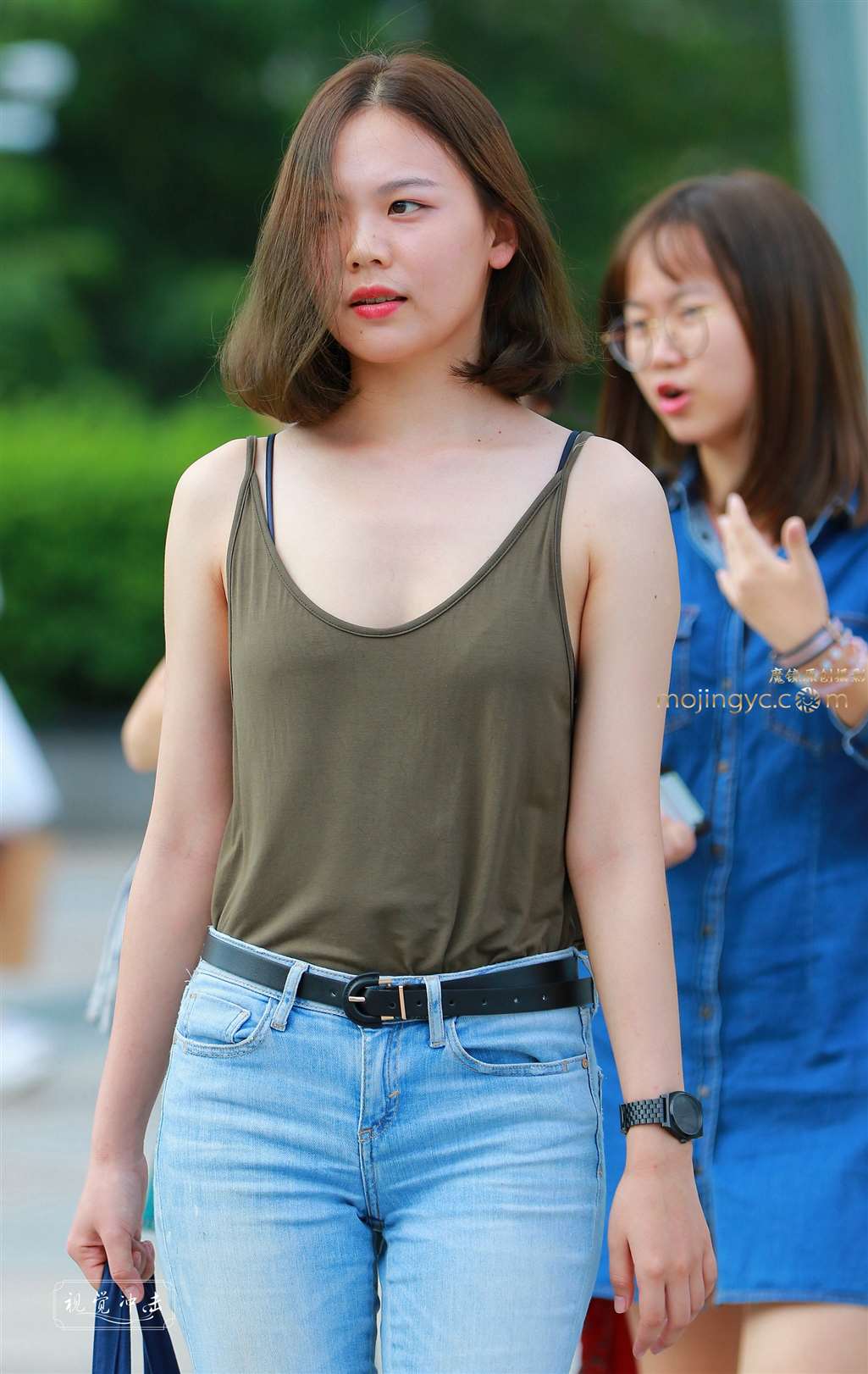 图片[2]-小吊带 圆润紧牛 美眉-街拍流行馆
