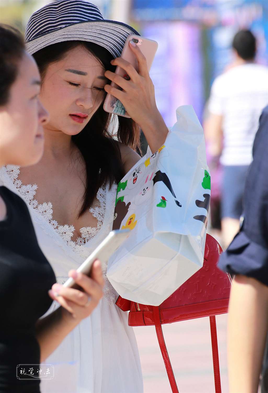 图片[2]-洁白的小吊带低胸裙 靓丽 少妇-街拍流行馆