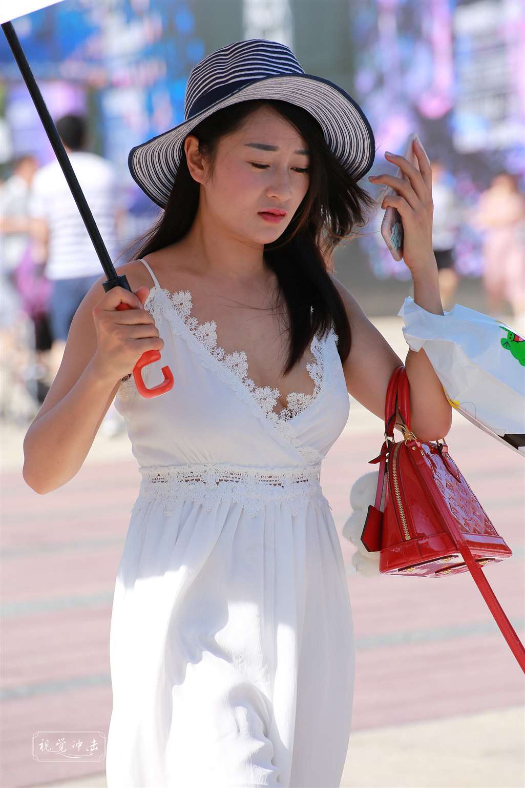 图片[3]-洁白的小吊带低胸裙 靓丽 少妇-街拍流行馆