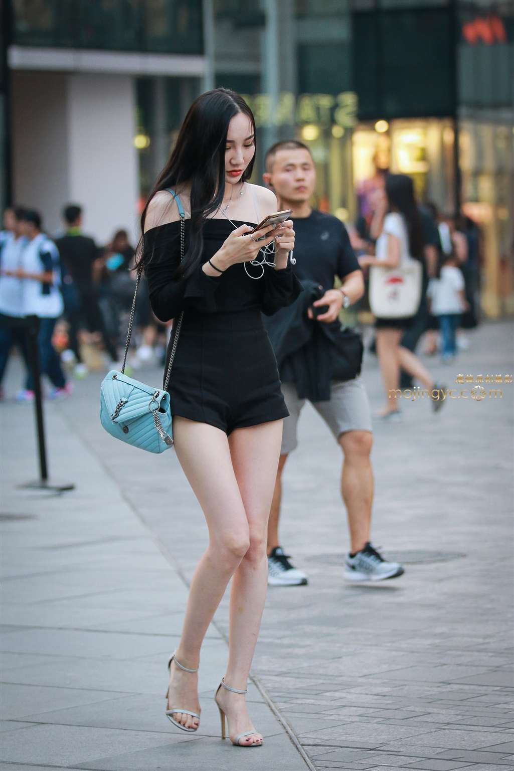 图片[1]-身材高挑白皙气质美女-街拍流行馆