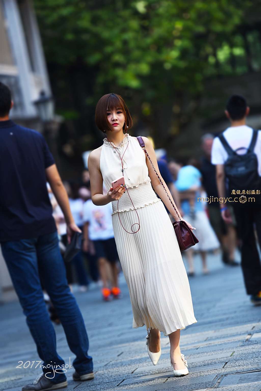 图片[1]-咔喳赛帖——短发美女款款而来-街拍流行馆