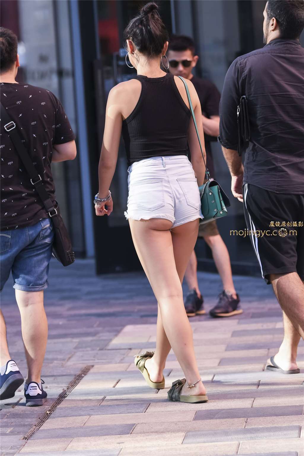 图片[3]-美女性感月牙臀太迷人-街拍流行馆