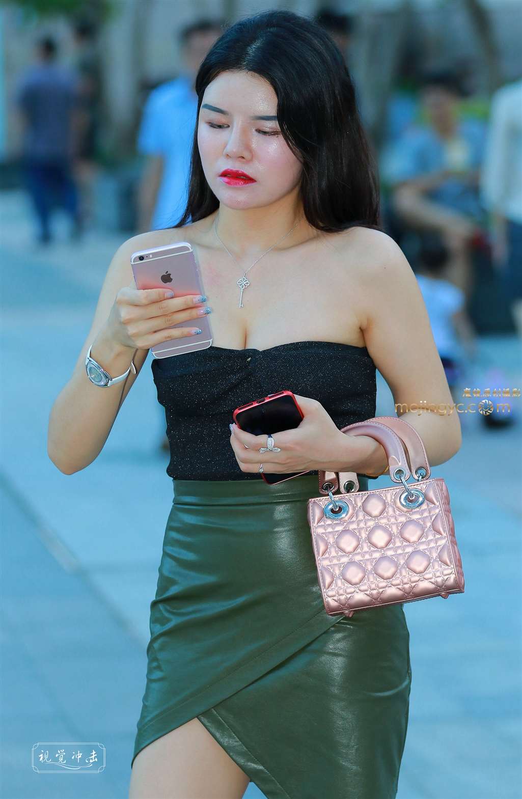 图片[1]-性感裹胸 包臀裙 MM-街拍流行馆