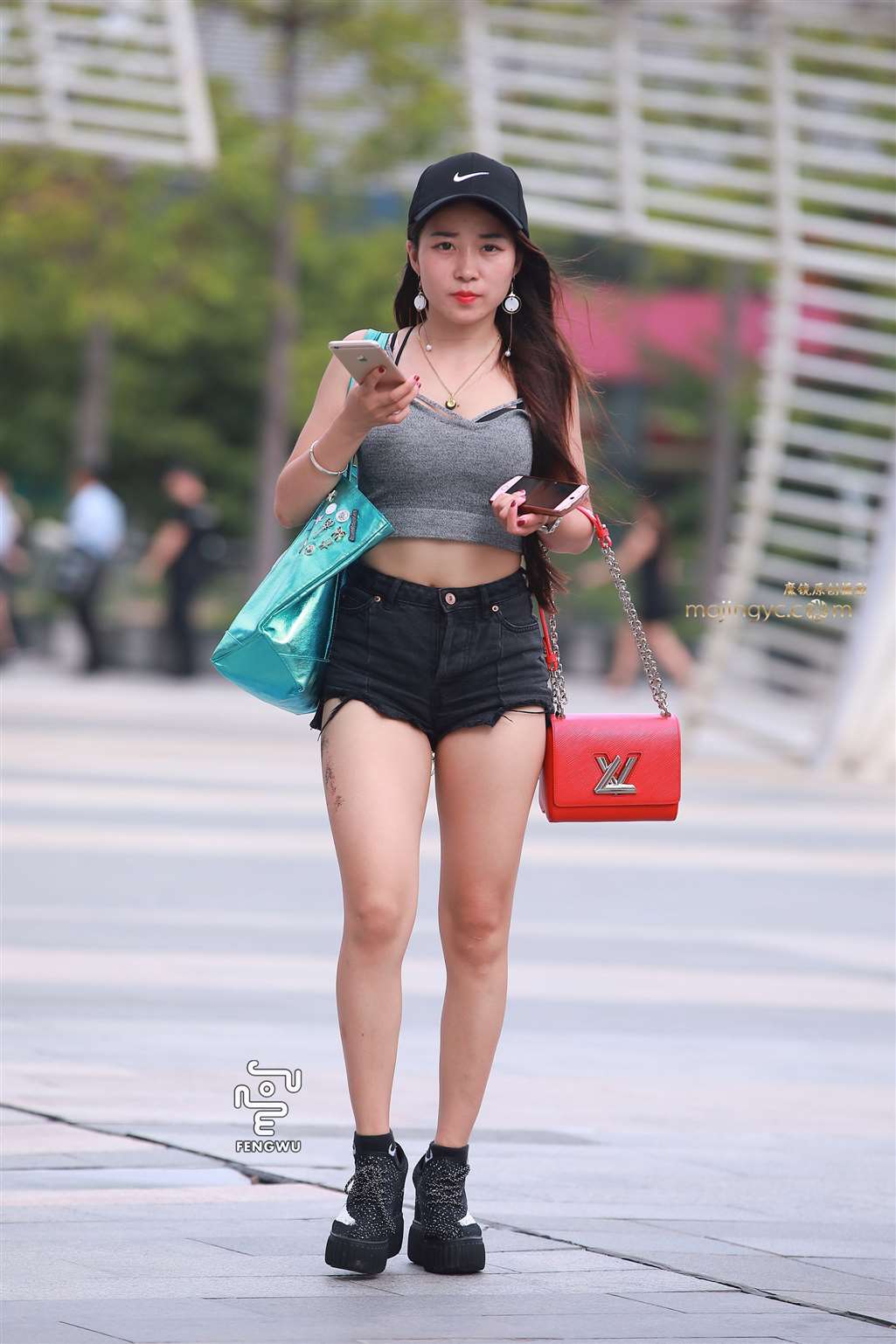 图片[1]-热裤，丰腴美女-街拍流行馆