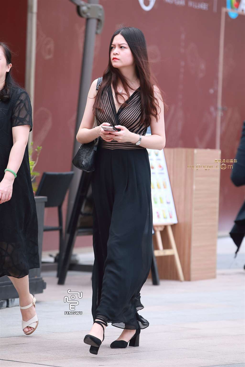 图片[1]-V领连衣裙，长发美女-街拍流行馆