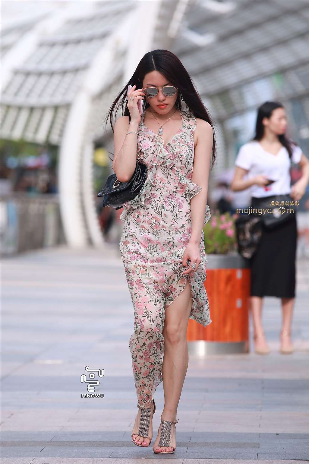 图片[1]-开衩连衣裙，时尚美女-街拍流行馆