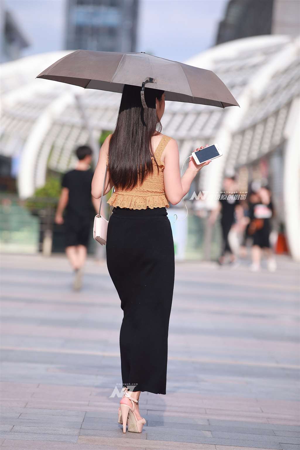 图片[2]-紧身一步裙，高跟凉鞋-街拍流行馆