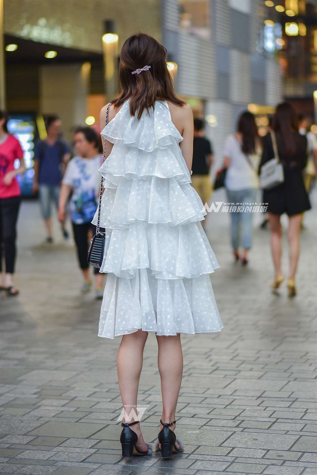图片[2]-冰清玉洁的蛋糕裙美女-街拍流行馆