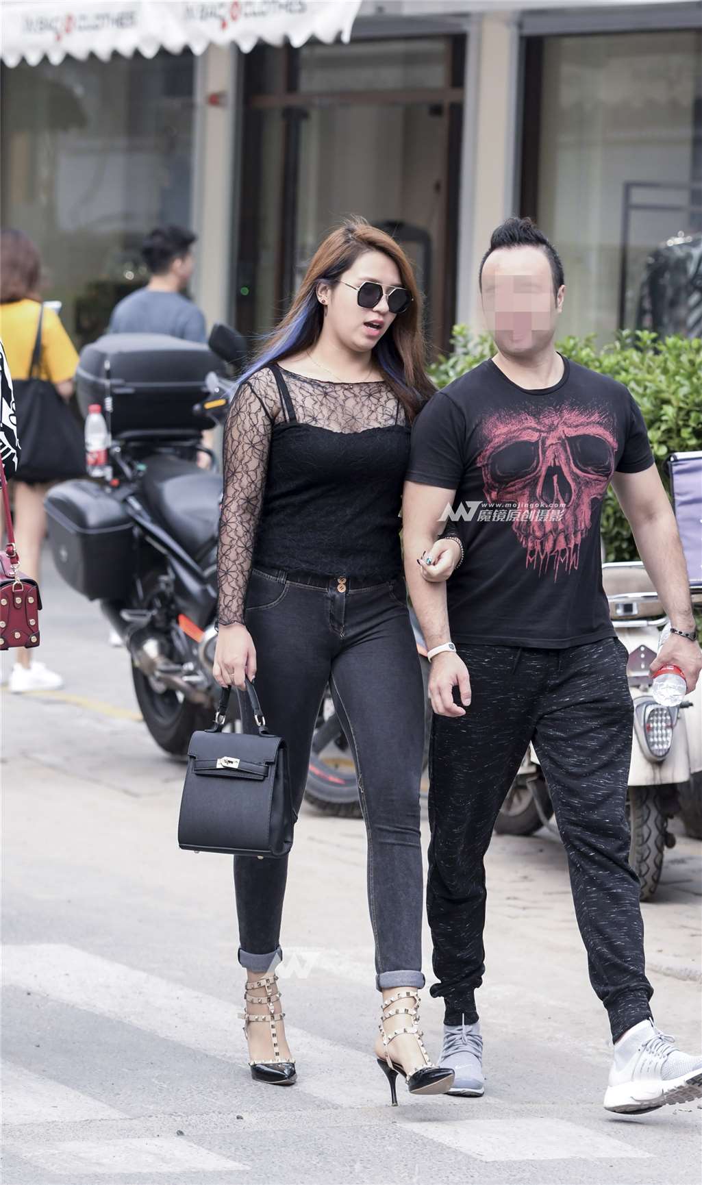 图片[1]-蜜桃型牛仔裤包裹出性感美臀-街拍流行馆