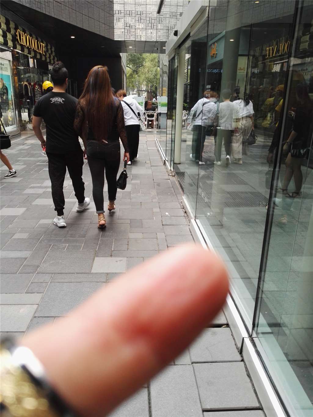 图片[3]-蜜桃型牛仔裤包裹出性感美臀-街拍流行馆