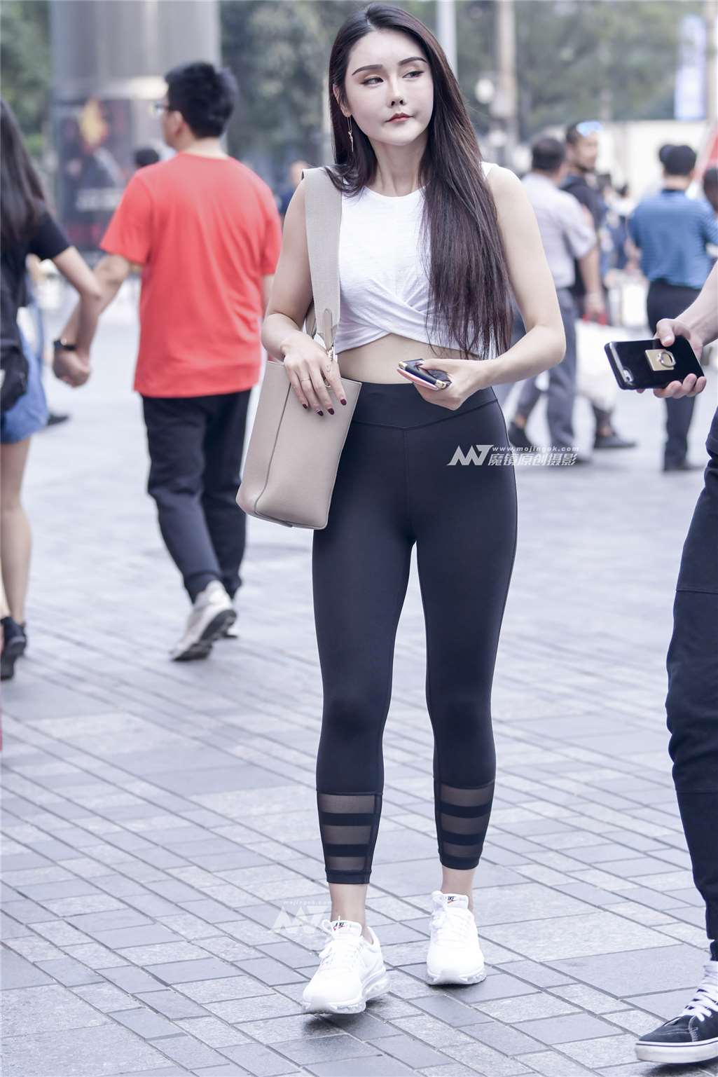 图片[1]-我噻，这美女身材好魔鬼-街拍流行馆