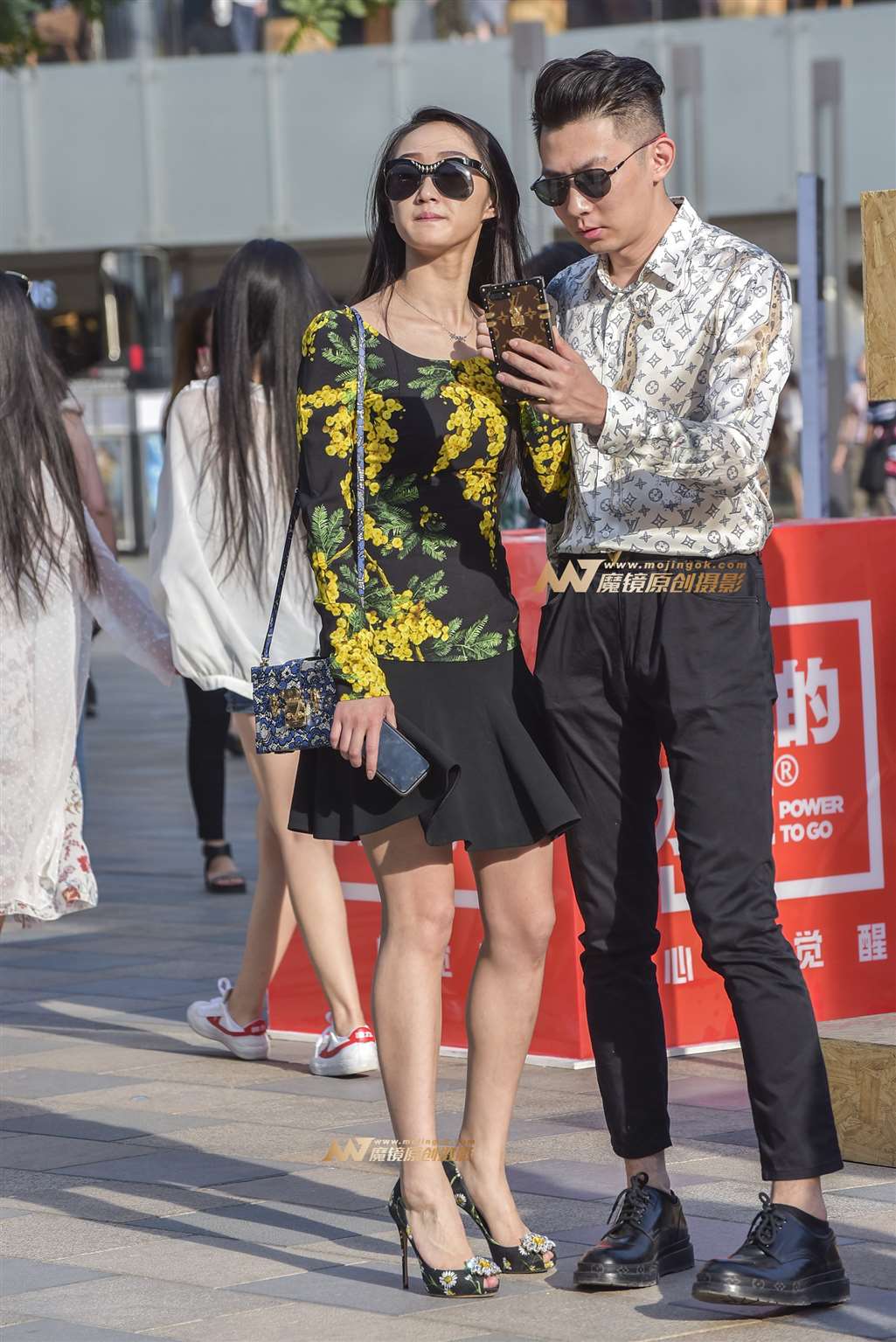 图片[1]-时尚墨镜高跟女-街拍流行馆