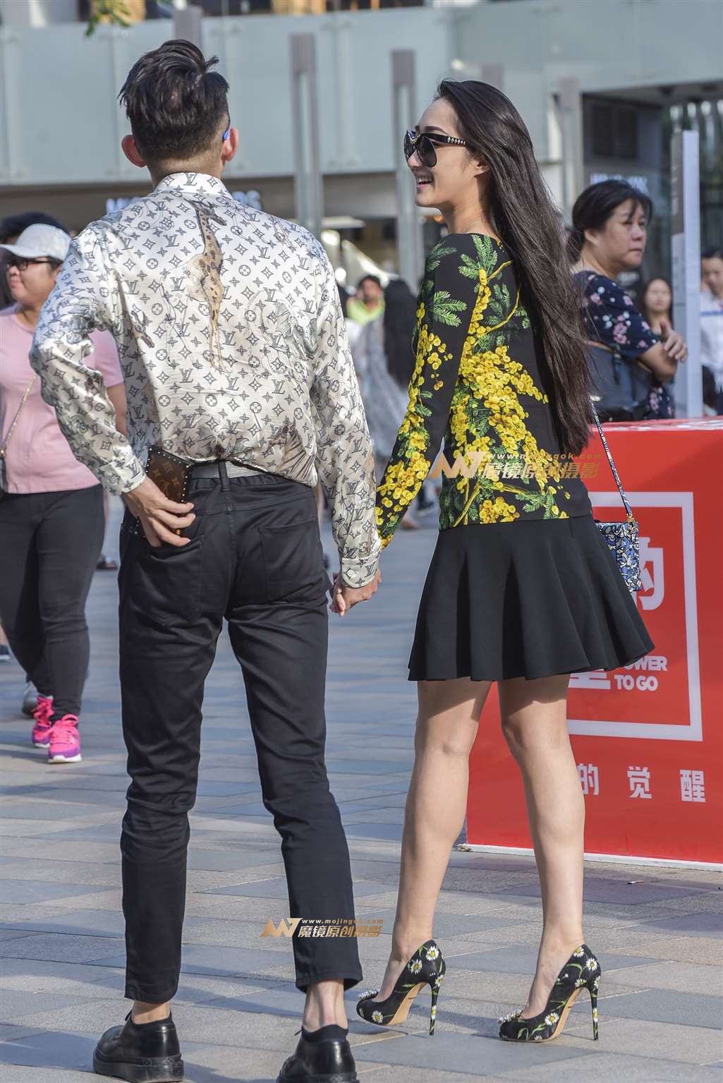 图片[2]-时尚墨镜高跟女-街拍流行馆