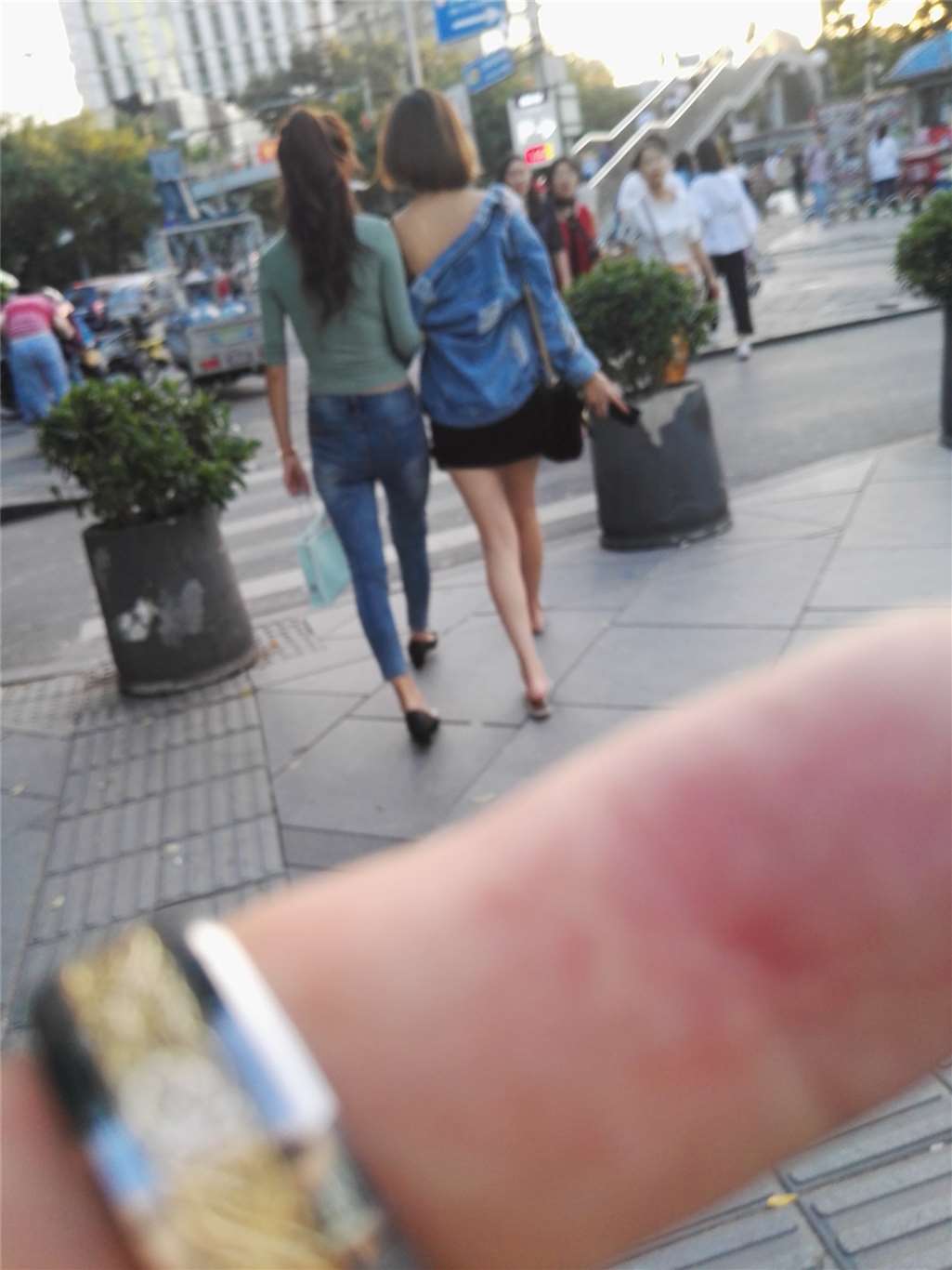 图片[3]-美女时尚新潮大美胸太迷人了-街拍流行馆
