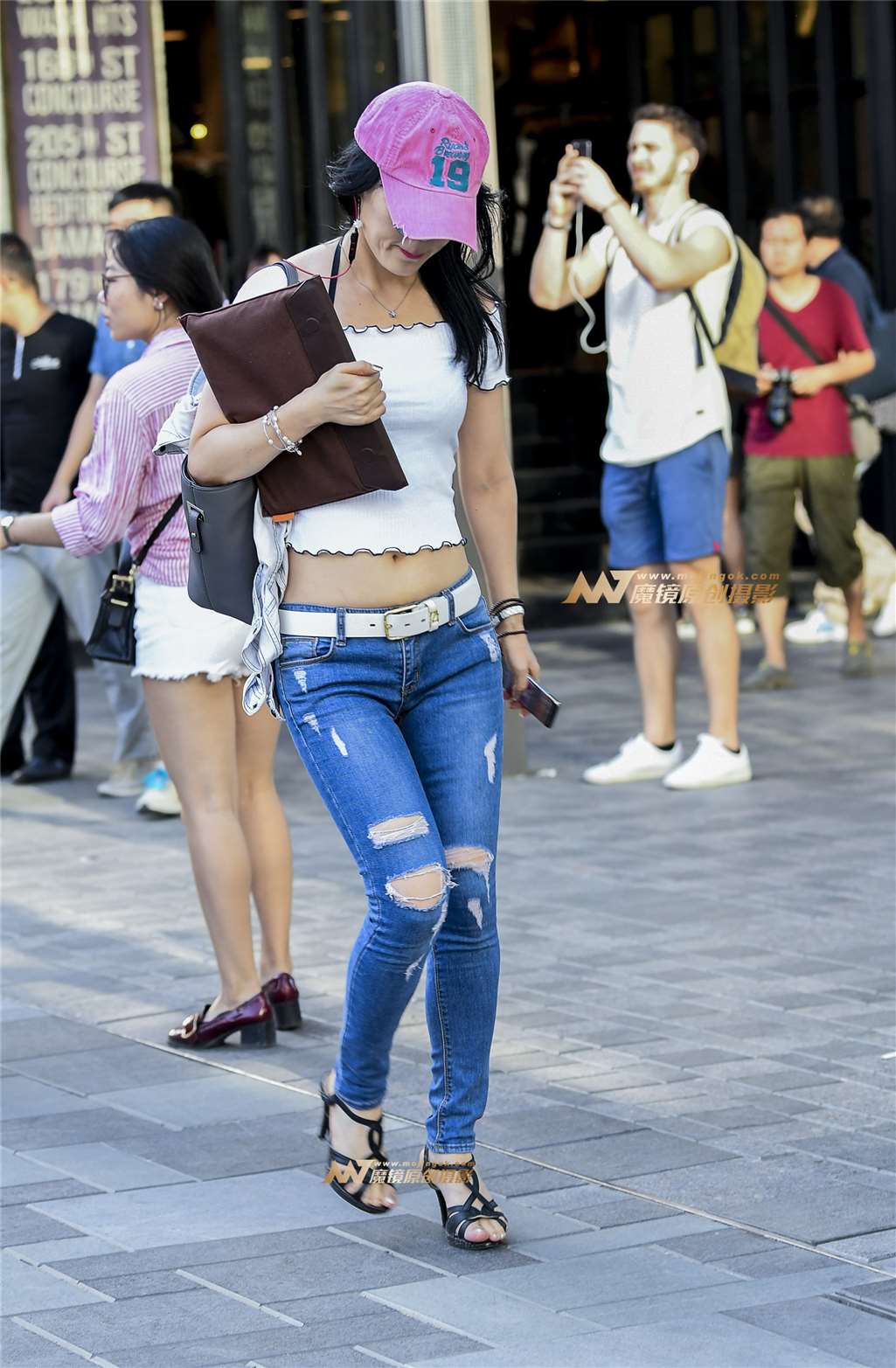 图片[4]-牛仔美女行走姿势漂亮真酷-街拍流行馆
