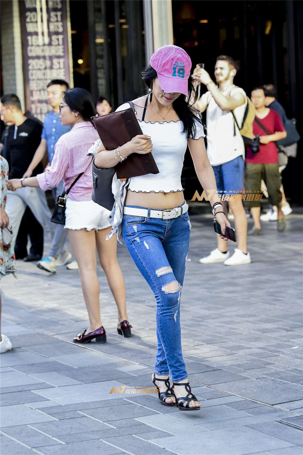 图片[5]-牛仔美女行走姿势漂亮真酷-街拍流行馆