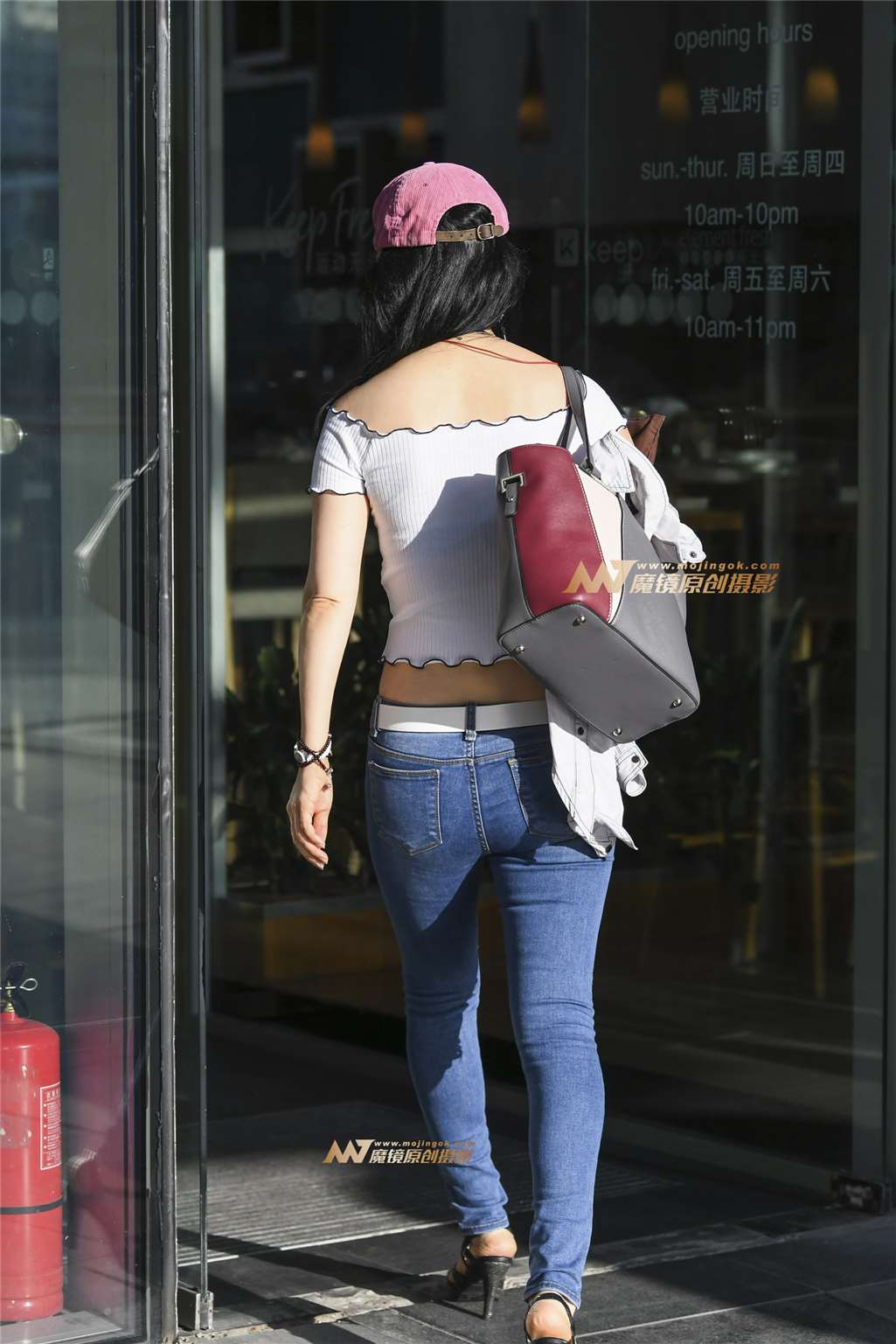 图片[2]-牛仔美女行走姿势漂亮真酷-街拍流行馆