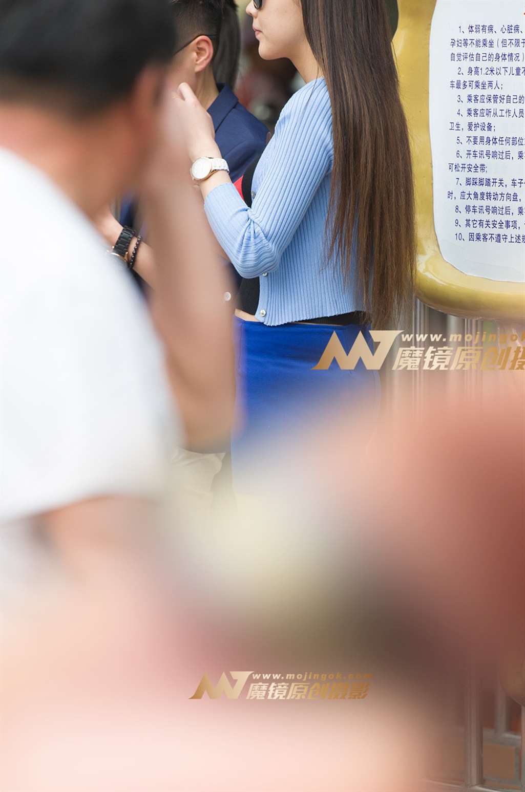 图片[3]-蓝色包臀小短裙丝袜美女-街拍流行馆