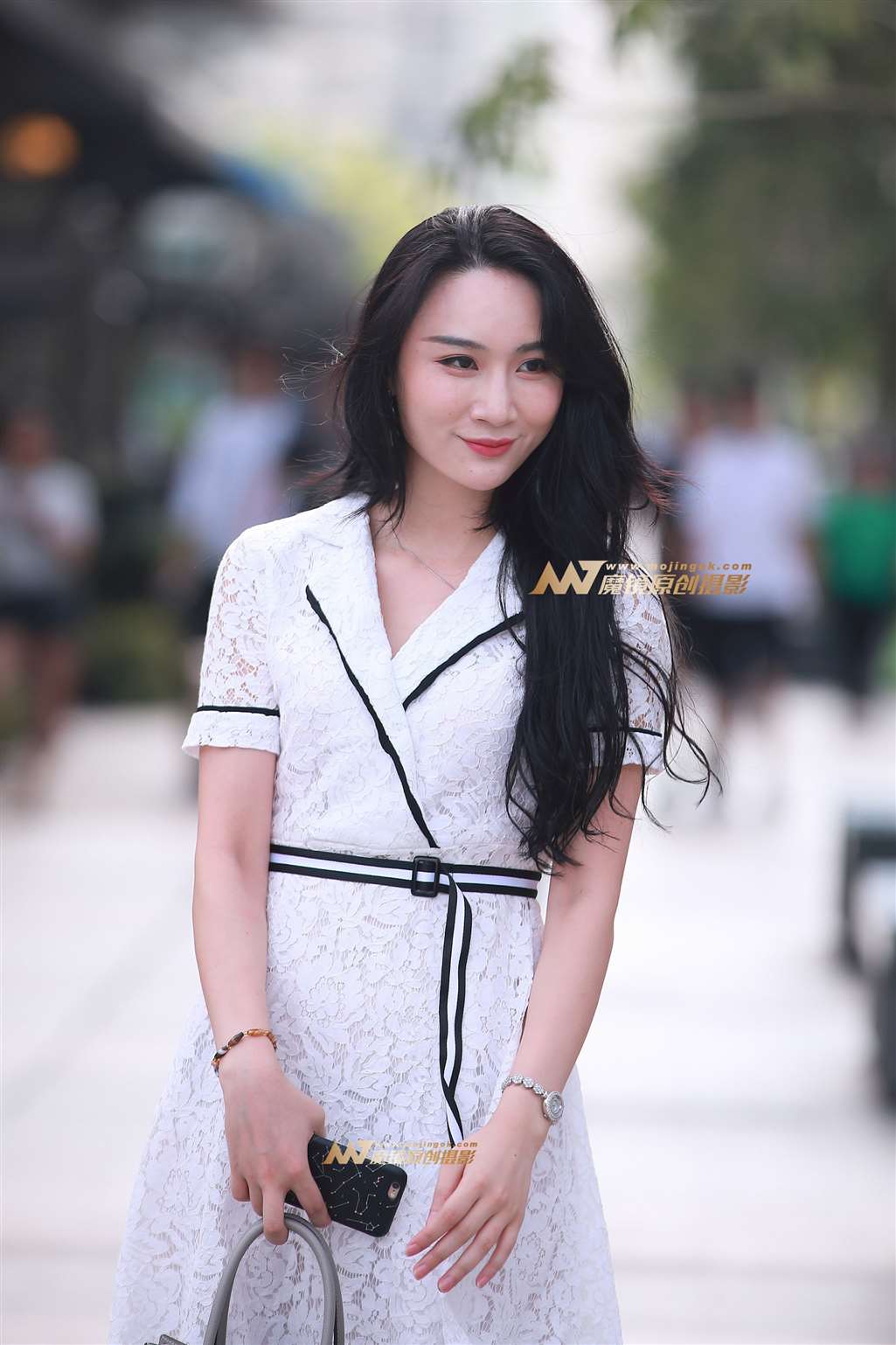 图片[1]-镂花连衣裙，气质美女-街拍流行馆