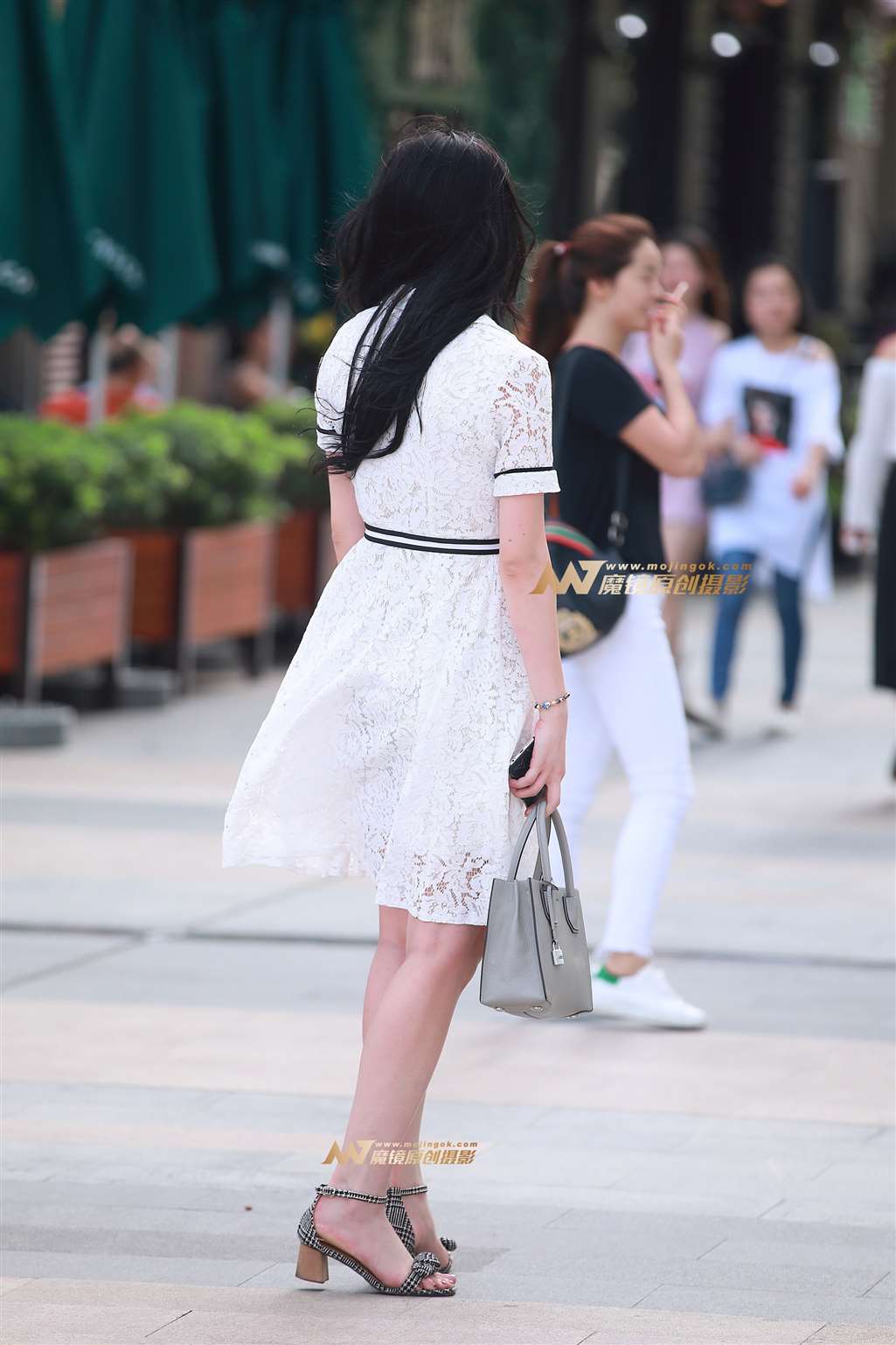 图片[4]-镂花连衣裙，气质美女-街拍流行馆