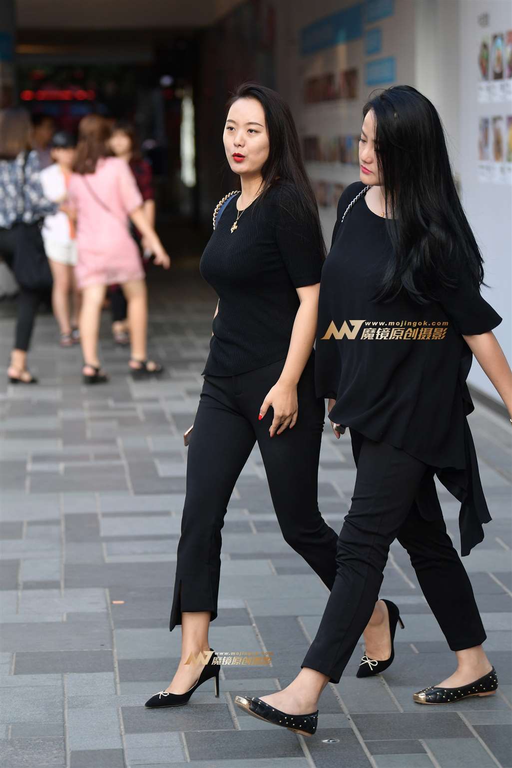 图片[1]-黑裤少妇-街拍流行馆