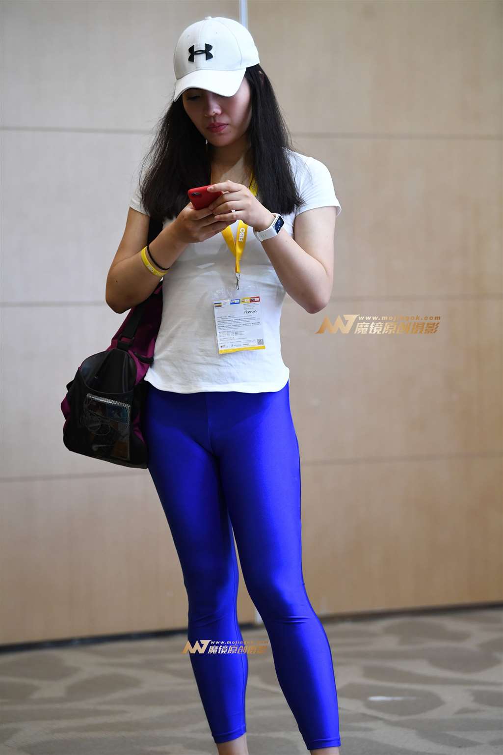 图片[1]-天蓝紧身瑜伽裤美女-街拍流行馆