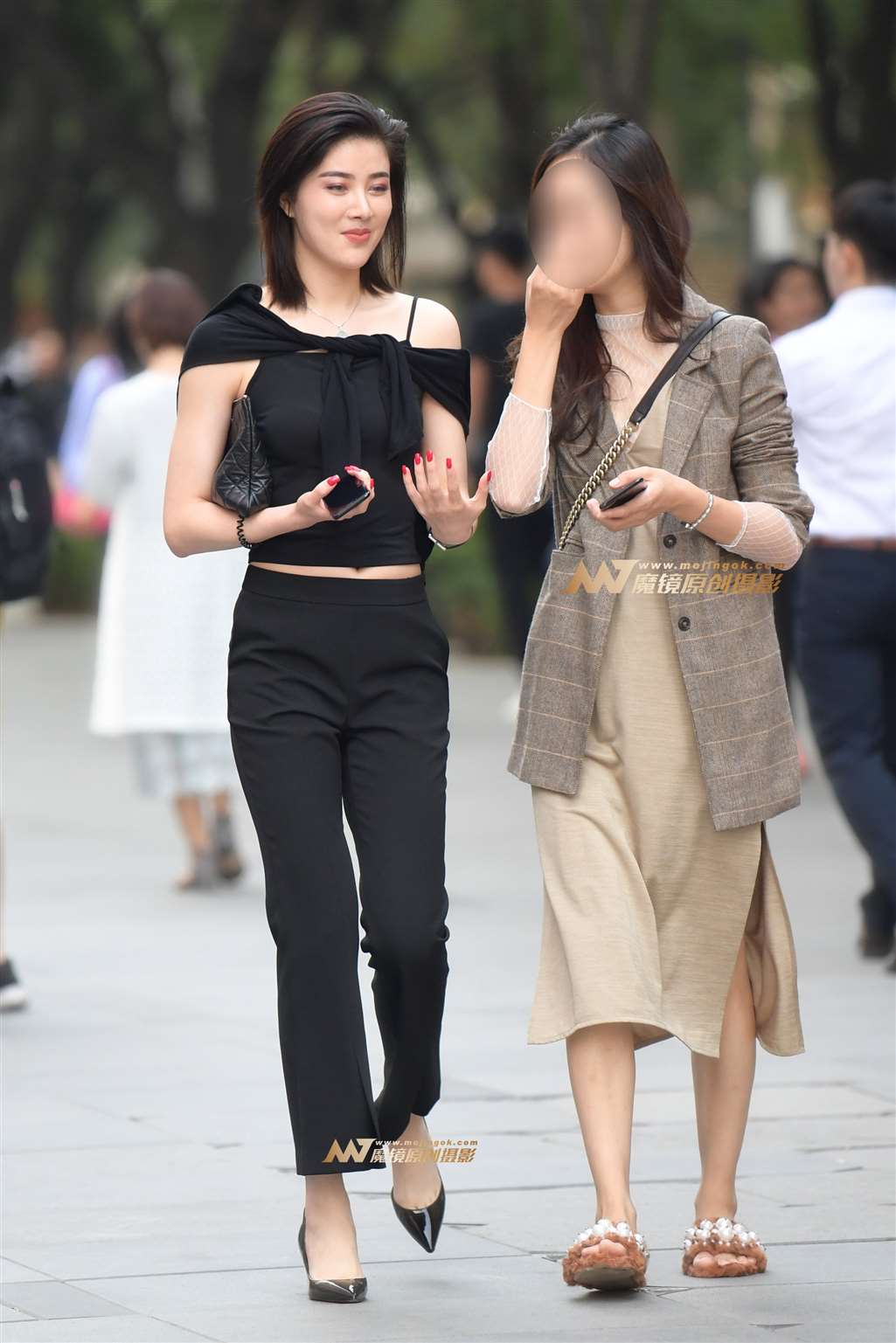 图片[1]-气质黑裤美女-街拍流行馆