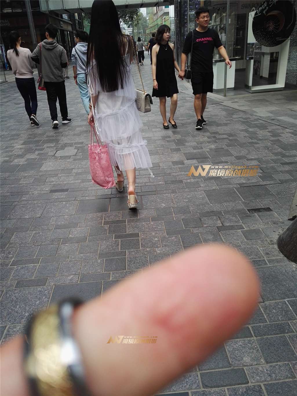 图片[3]-美女靚胸俏佳人-街拍流行馆