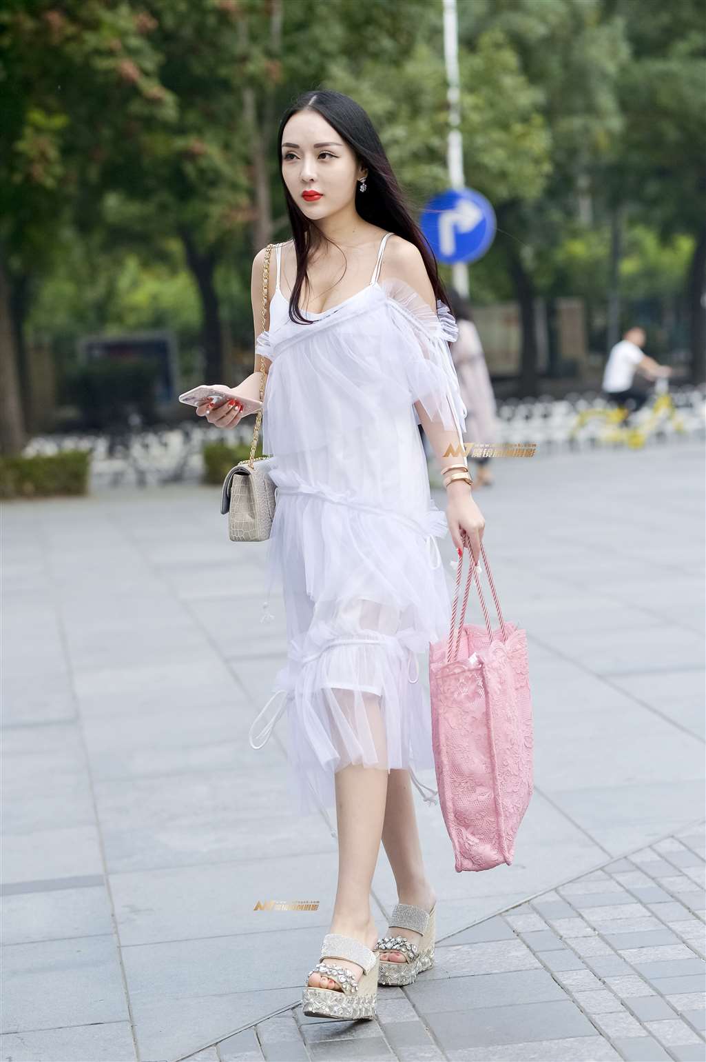 图片[1]-美女靚胸俏佳人-街拍流行馆