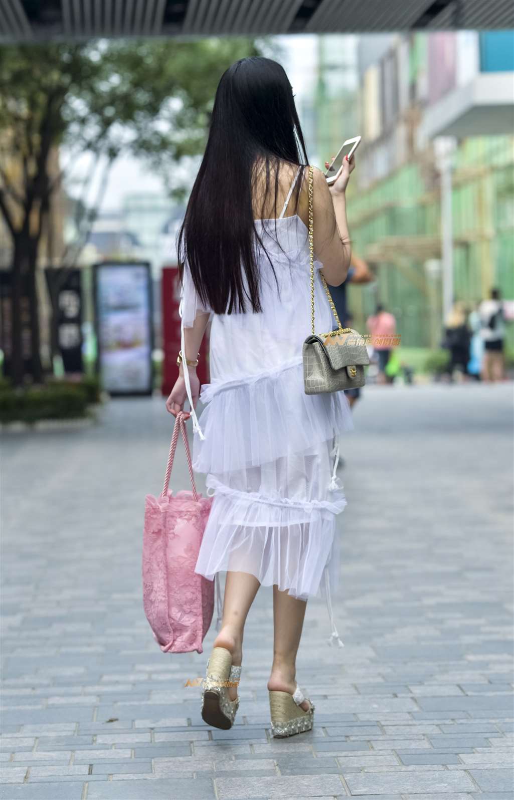 图片[2]-美女靚胸俏佳人-街拍流行馆