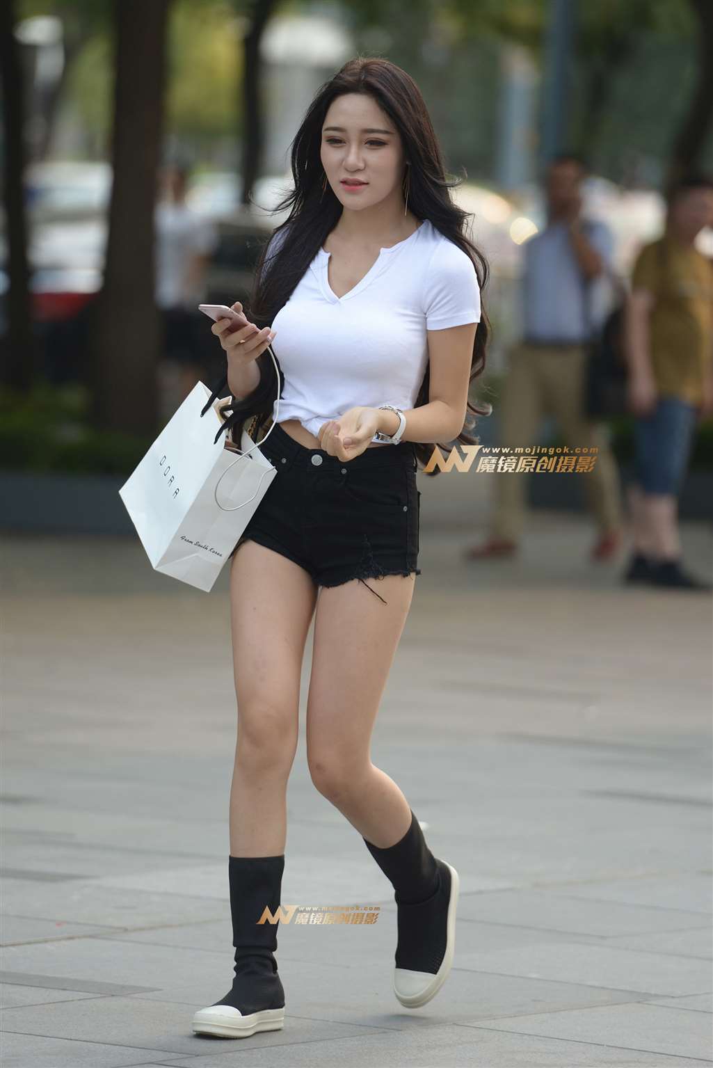 图片[1]-热裤月牙臀美女-街拍流行馆