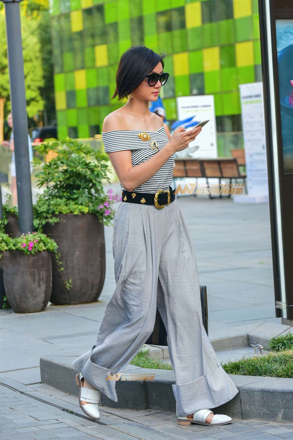 图片[1]-时尚墨镜女郎-街拍流行馆