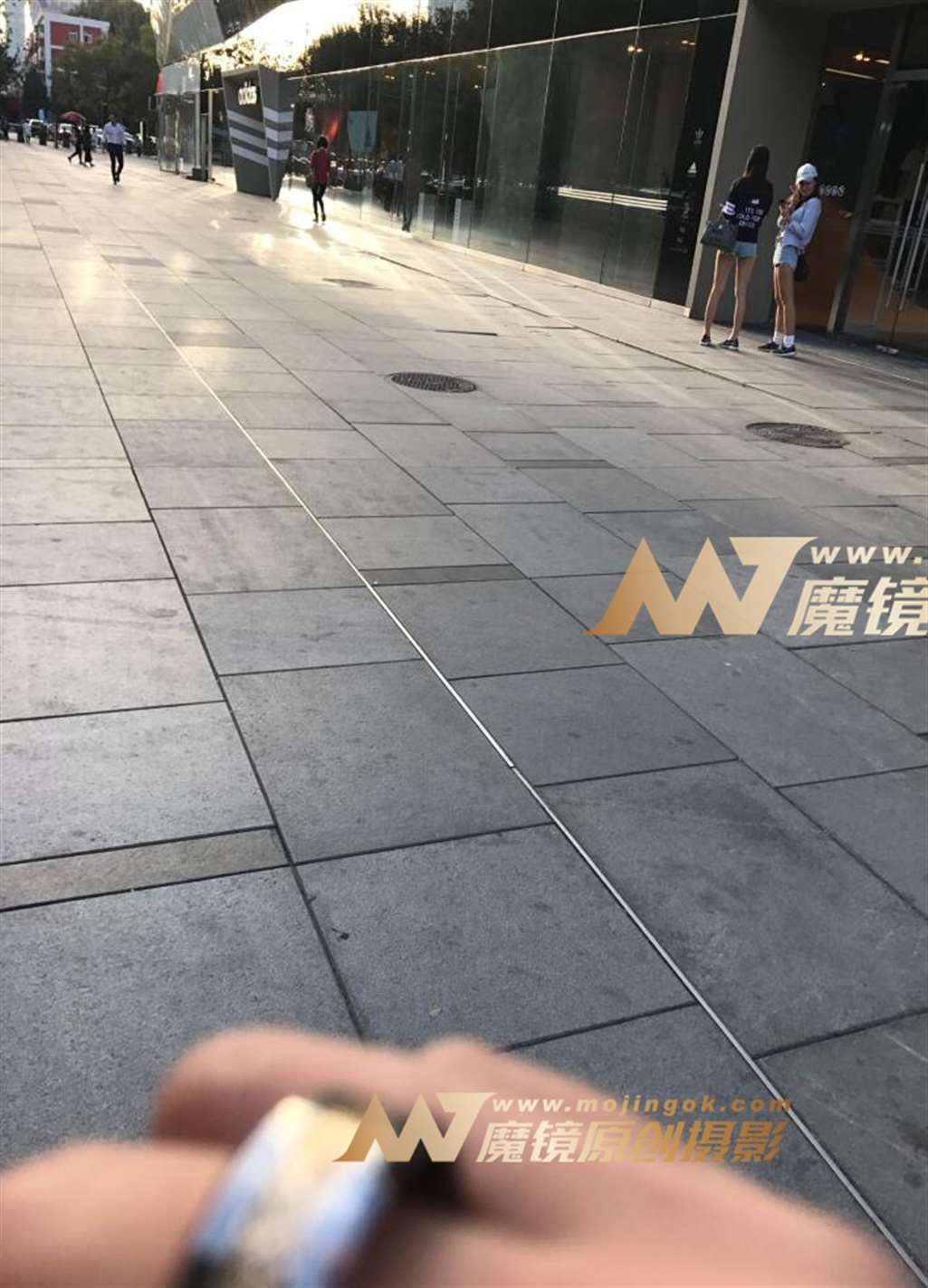图片[2]-鸭舌帽超短热裤美腿美女-街拍流行馆