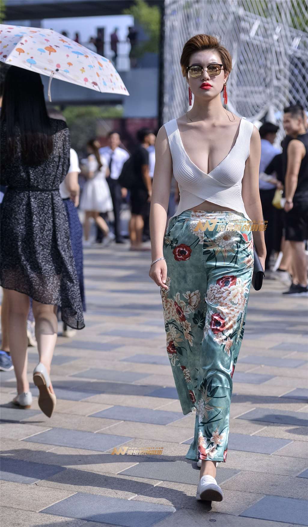 图片[1]-漂亮美女性感美胸v的魅力-街拍流行馆