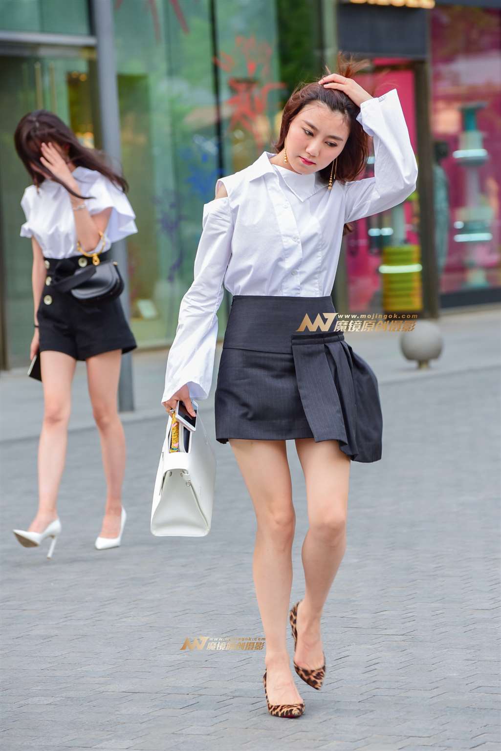 图片[1]-长腿高跟姐妹花-街拍流行馆