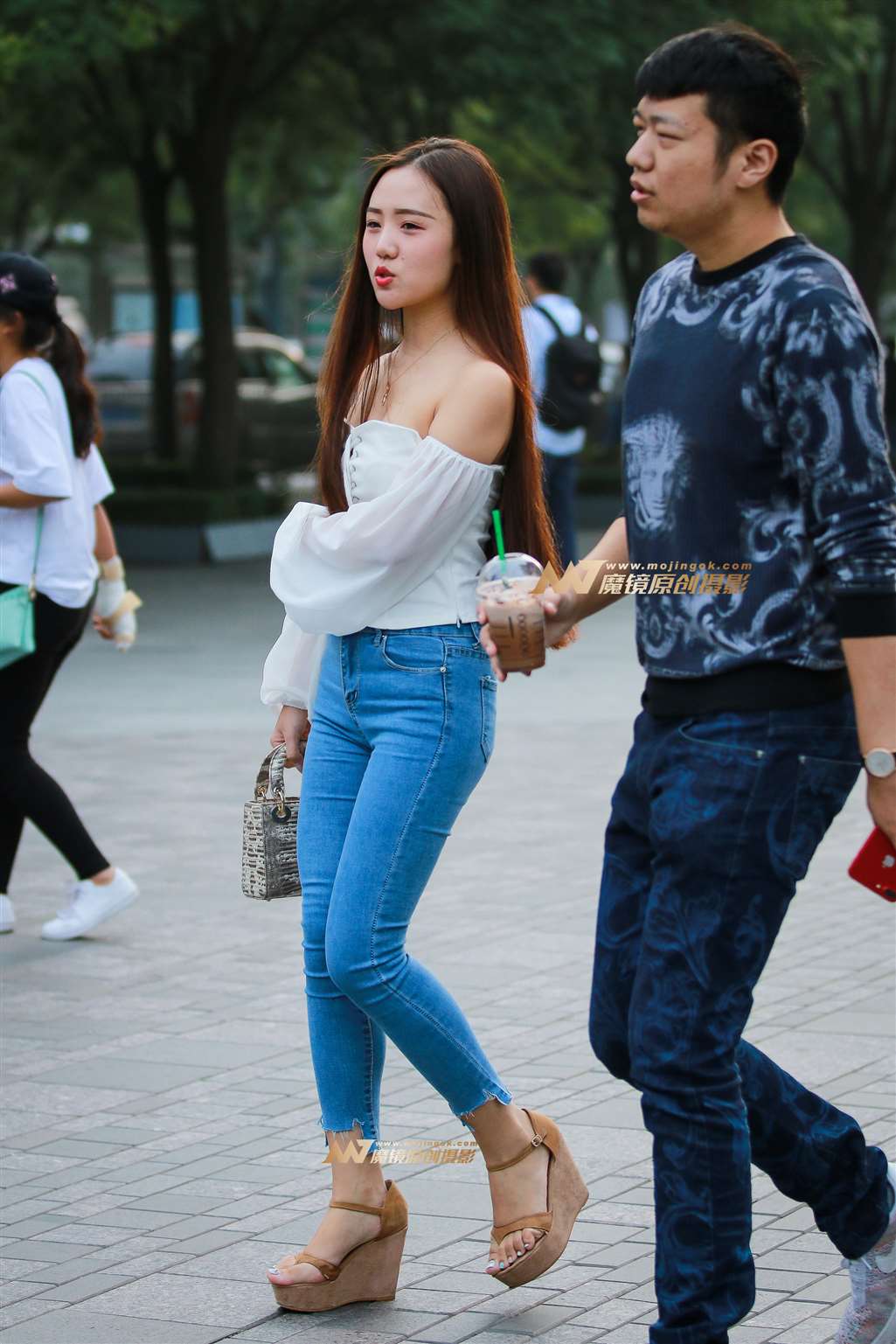 图片[1]-紧臀牛仔小美眉-街拍流行馆