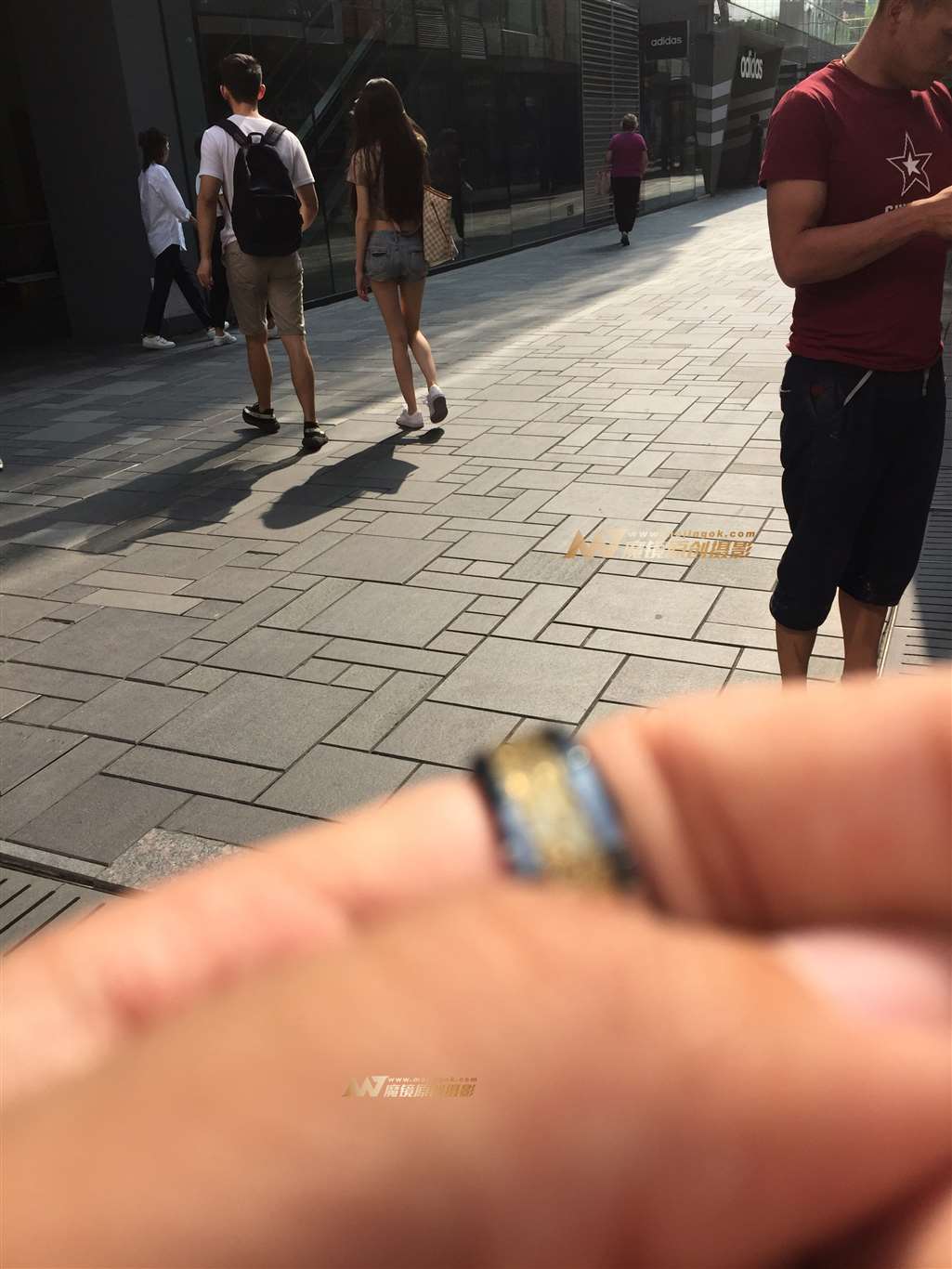图片[3]-漏脐装美女-街拍流行馆