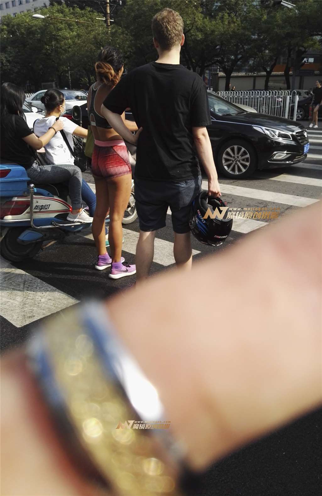 图片[3]-热裤月牙美臀-街拍流行馆