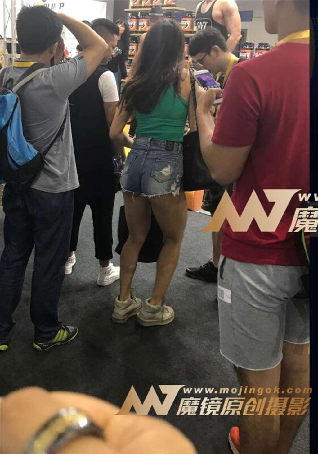 图片[3]-牛仔热裤健体美臀女神-街拍流行馆