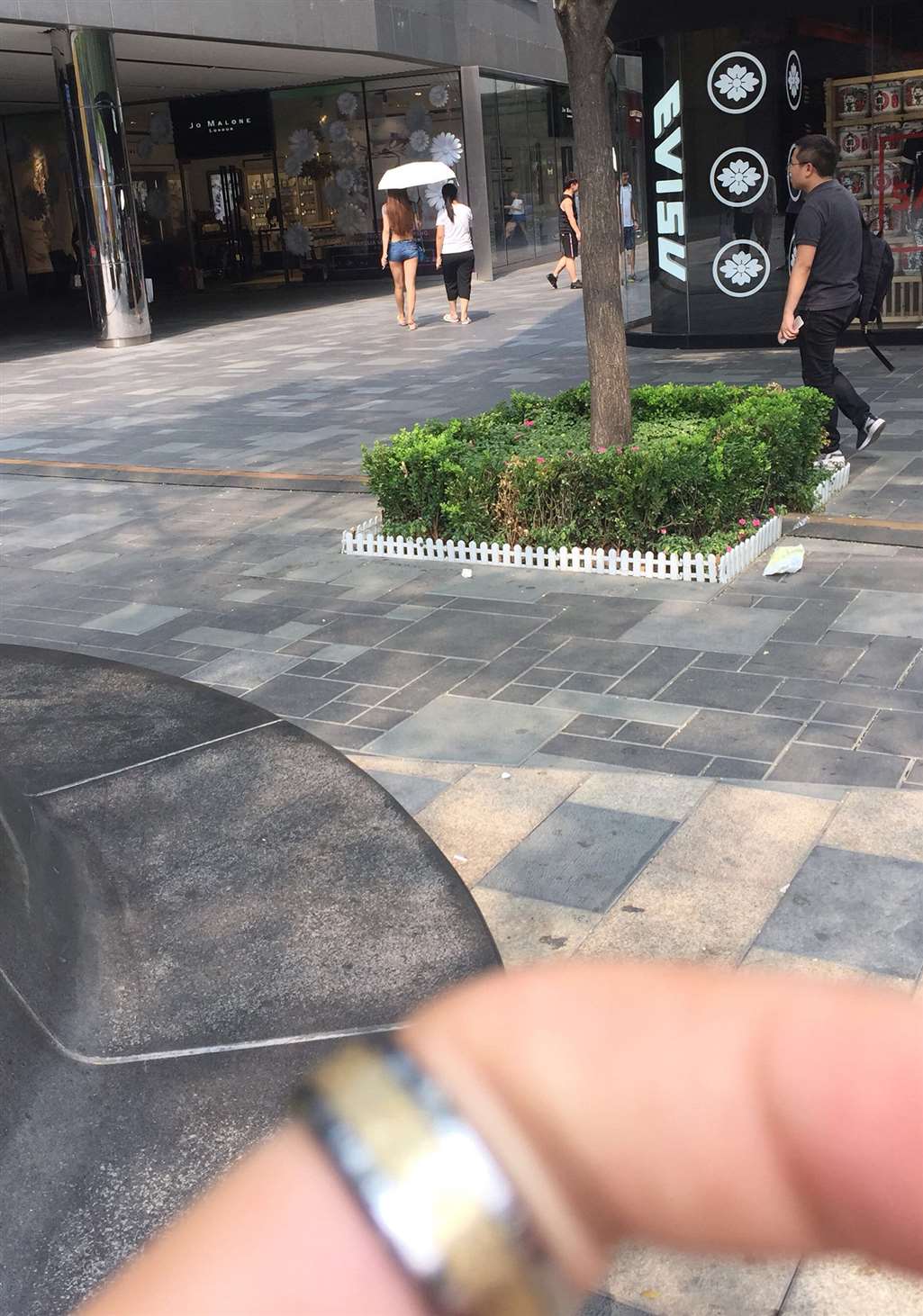图片[3]-热裤美臀-街拍流行馆