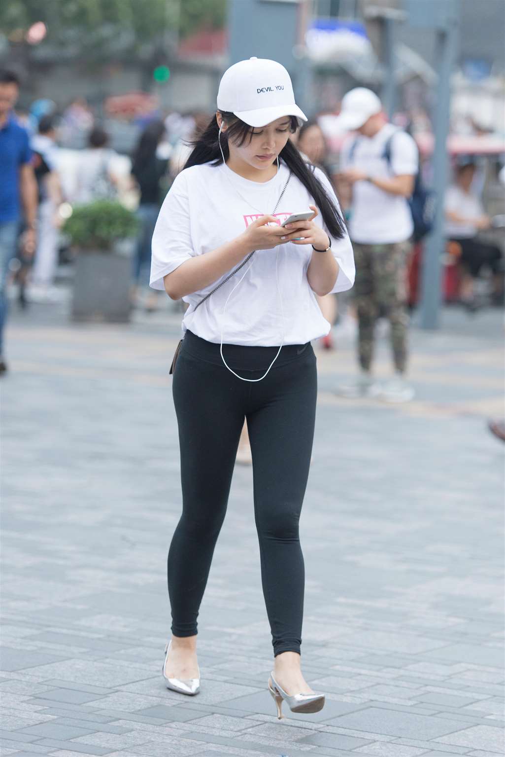 图片[1]-紧裤美臀-街拍流行馆