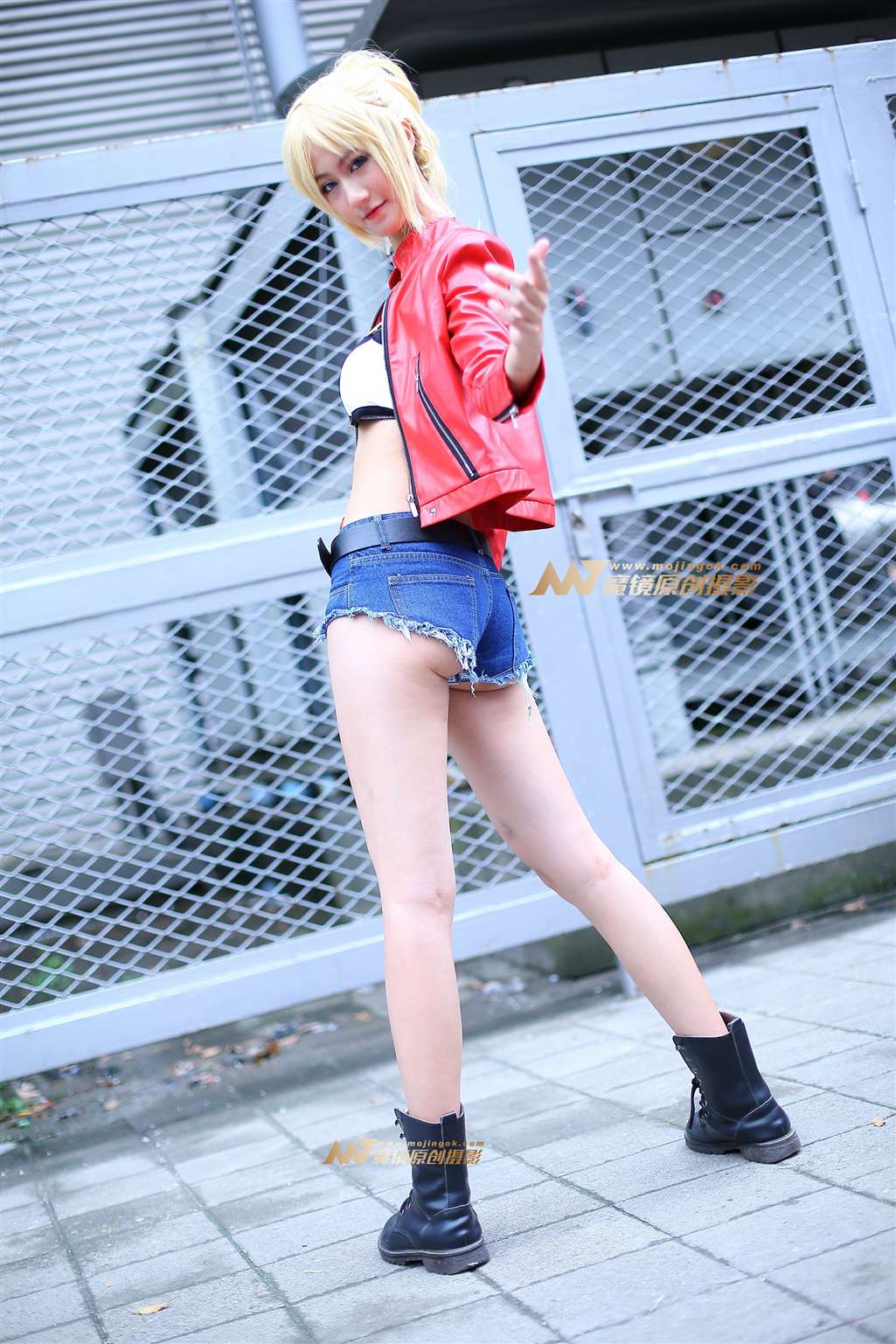 图片[3]-红色皮夹克白抹胸长腿cosplay-街拍流行馆