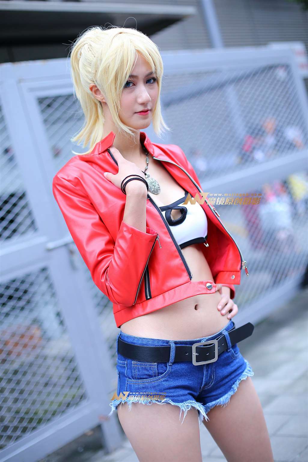 图片[4]-红色皮夹克白抹胸长腿cosplay-街拍流行馆