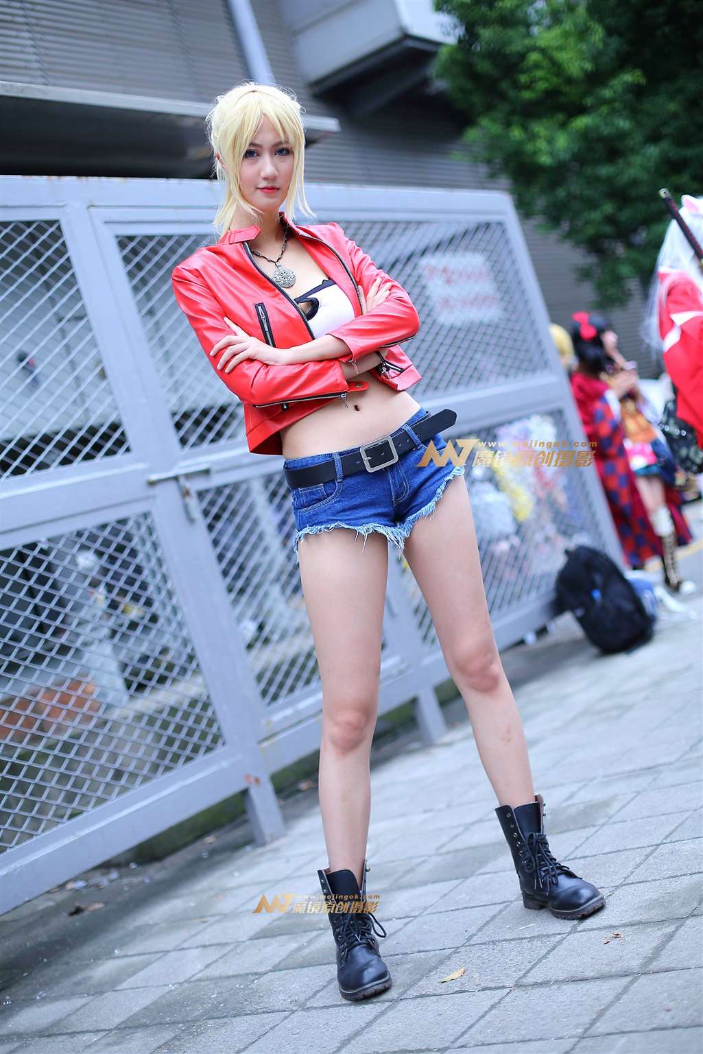 图片[5]-红色皮夹克白抹胸长腿cosplay-街拍流行馆