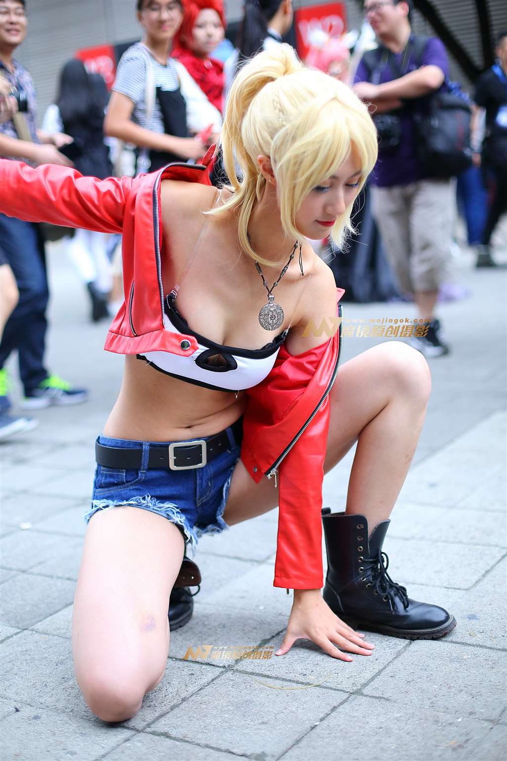 图片[1]-红色皮夹克白抹胸长腿cosplay-街拍流行馆