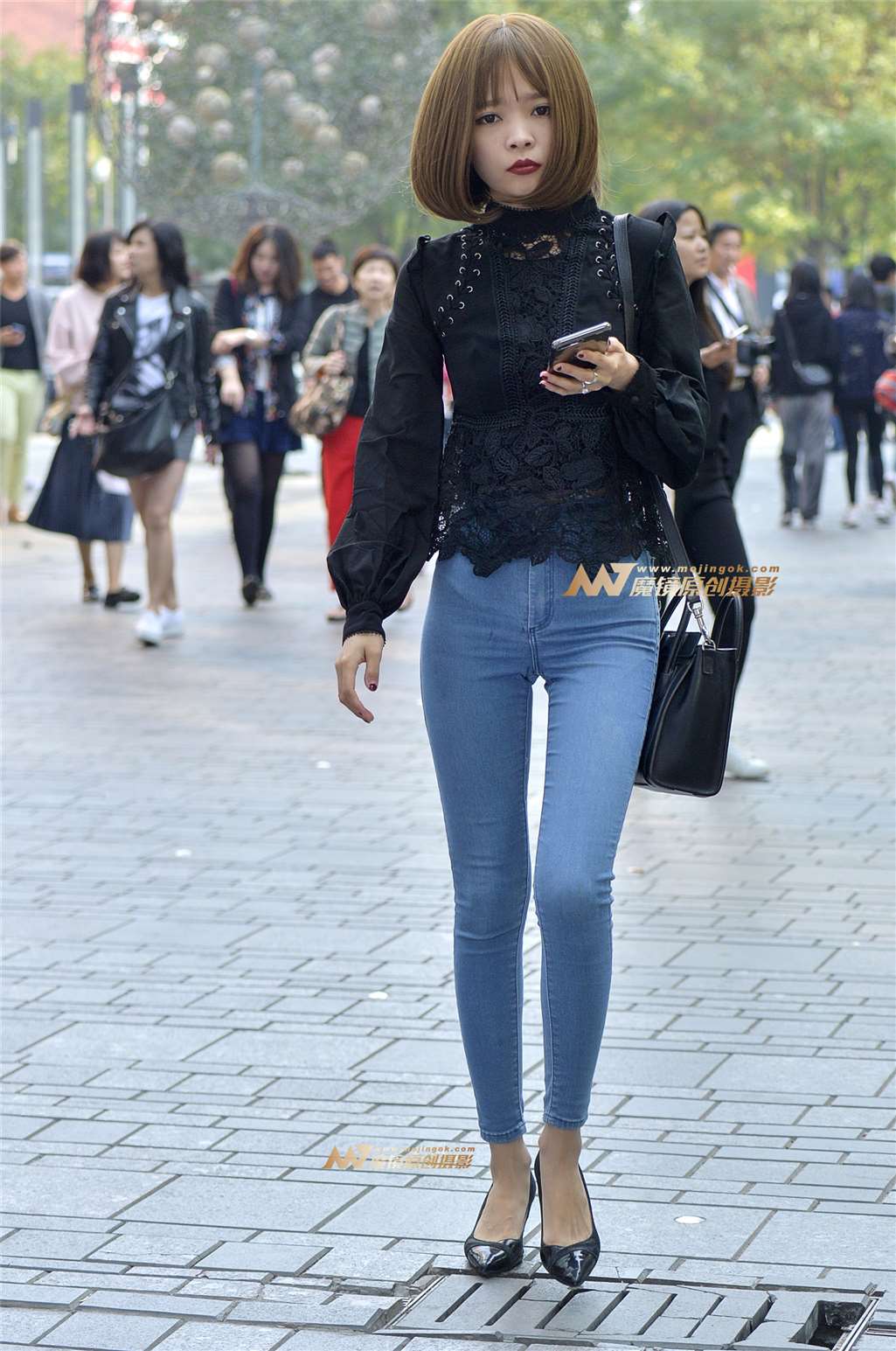 图片[1]-身材魔鬼小美女-街拍流行馆